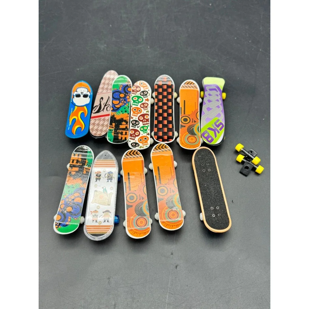 Lot of 12 Mini Finger Skateboards Party Favor Tech Deck Off Brand Parts